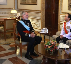 Don Felipe conversa con el embajador del Reino de Tailandia, Cheevindh Nathalang